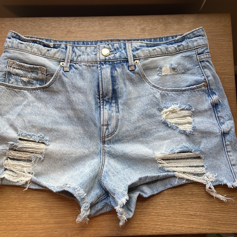 Good American Bombshell cut off shorts
